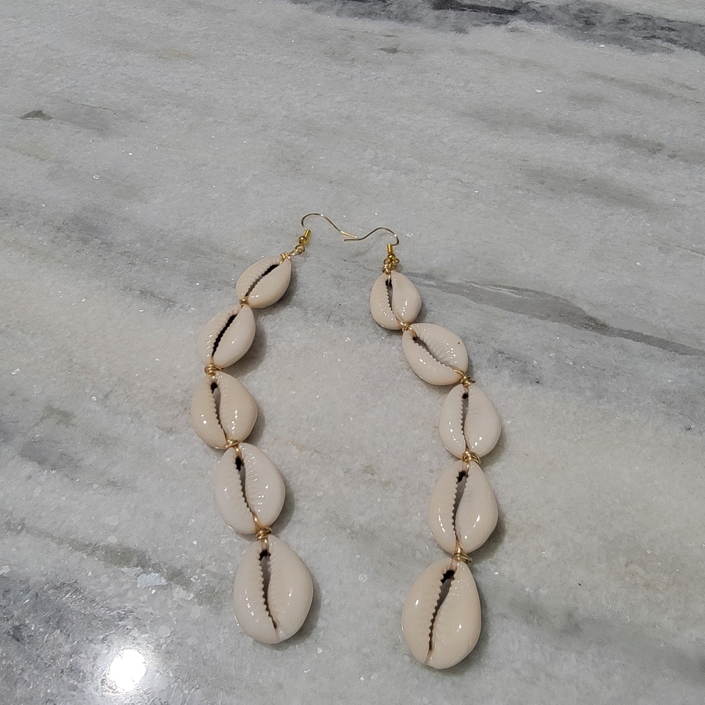 Elegant Cream Shell Earrings